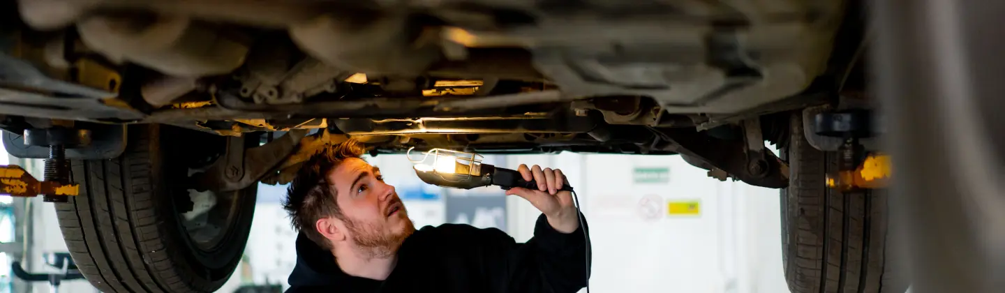 Mechanik sprawdza stan techniczny pojazdu. Okręgowa Stacja Kontroli Pojazdów PZM w Radziejowie