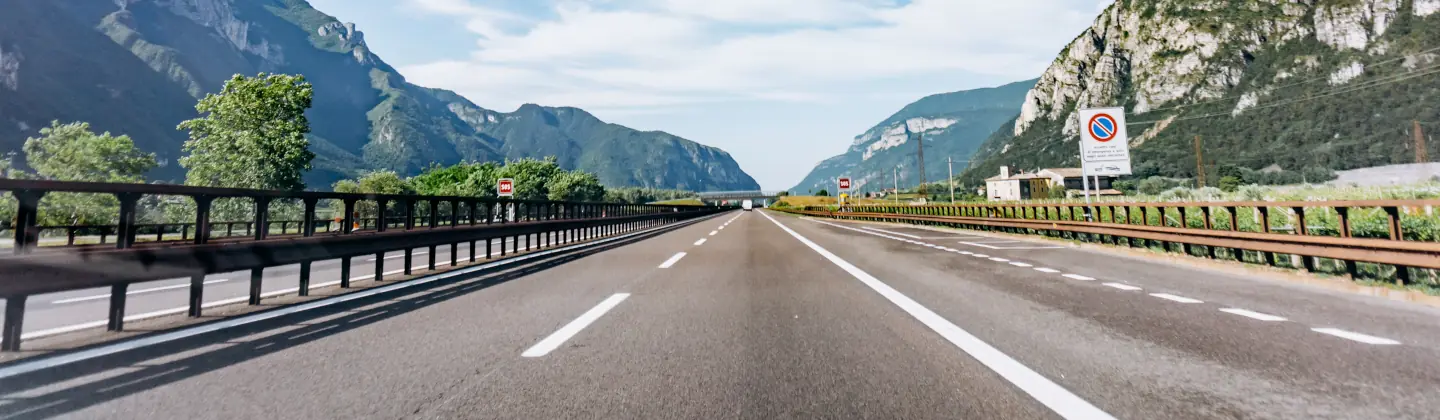 Widok na autostradę w Austrii. PZM w Inowrocławiu prowadzi sprzedaż winiet na autostrady zagraniczne.