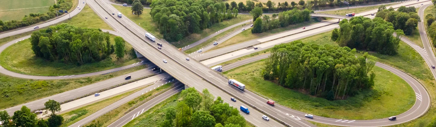 Widok z lotu ptaka na autostradę. PZM w Toruniu prowadzi sprzedaż winiet.