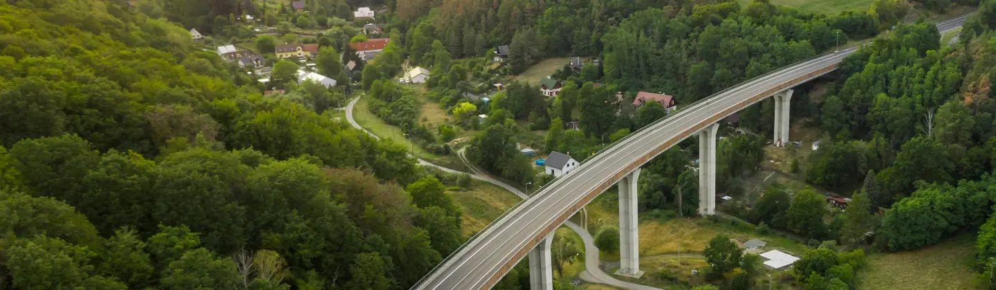 Widok na autostradę na Słowacji. PZM w Żninie prowadzi sprzedaż winiet do 6 krajów europy.