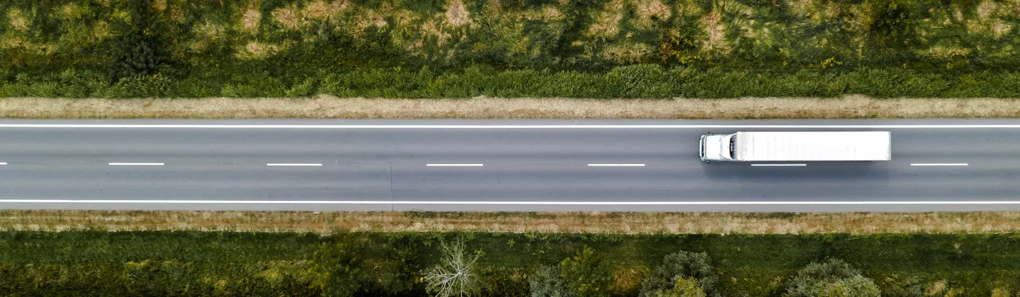 Kierowca ciężarówki jedzie w trasę. PZM prowadzi szkolenia zawodowe kierowców.