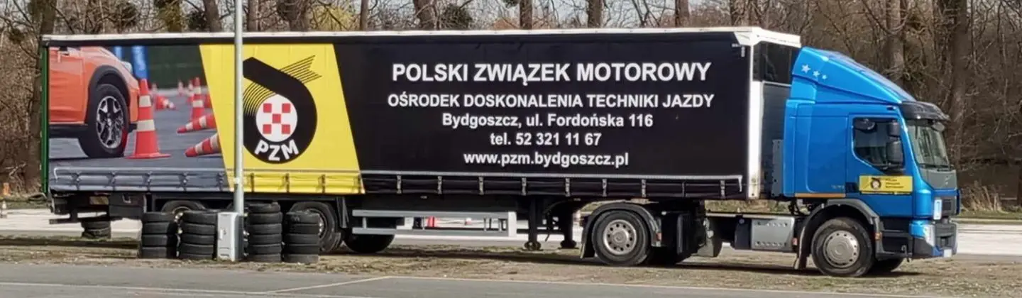 Ciężarówka jedzie w trasę. PZM w Toruniu prowadzi szkolenia zawodowe kierowców.