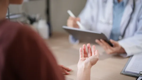 Lekarz prowadzi badania psychologiczne na pozwolenie na broń.